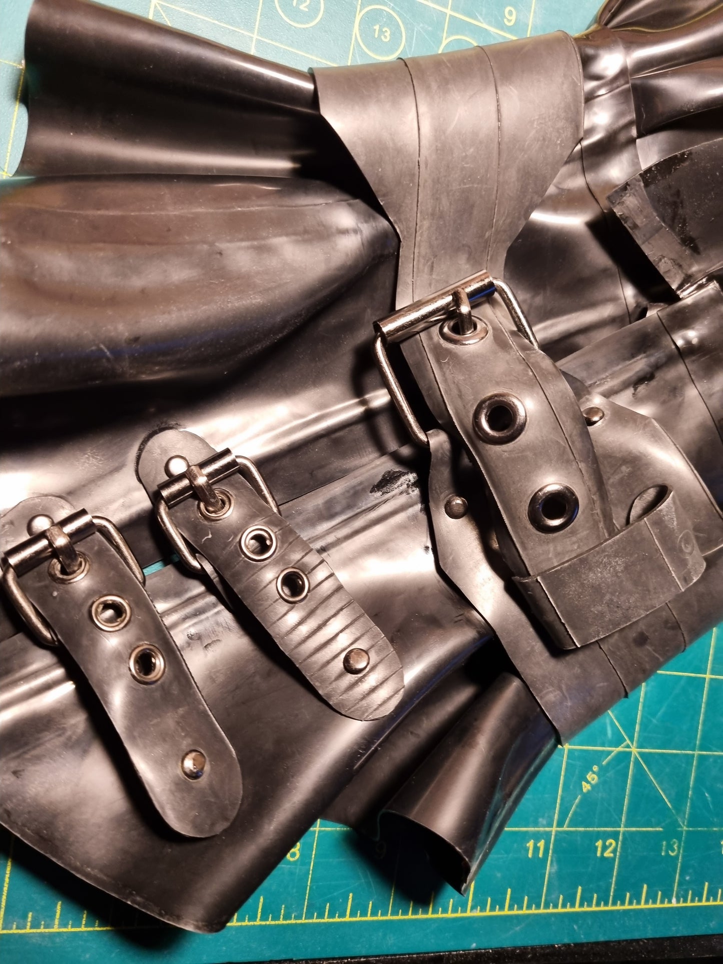 Latex & Recycle Rubber Neck Corset Collar